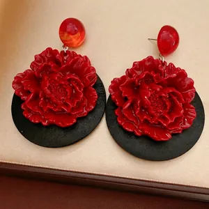 Boucles d'oreilles rétro fleur pivoine rouge sculptée avec base ronde noire bois