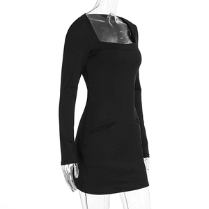 Détails du décolleté carré et des fausses poches sur cette robe noire à manches longues