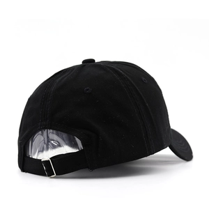 Vista posteriore del cappello in cotone nero con fibbia di regolazione in metallo