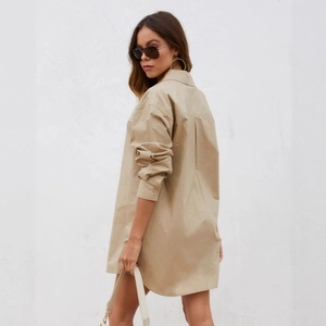 Robe chemise oversize chic kaki à manches longues et col à revers de style urbain minimaliste