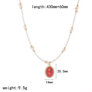 Dettaglio della collana di perle con ciondolo a rosa rosa e specifiche delle misure