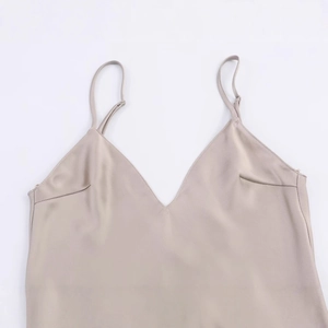 Abito sottoveste in raso champagne con scollo a V e pizzo per un look da vacanza chic