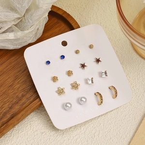 Coffret détaillé de 8 boucles d'oreilles en acier avec étoiles, cœurs et perles sur carte