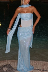 Détail de la robe pailletée bleu clair avec empiècements en tulle et écharpe