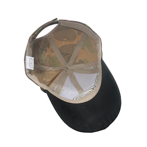 Dettaglio interno del cappello mimetico con etichetta materiale 100% acrilico e cuciture