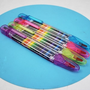 Détail de quatre crayons empilables multicolores avec coques transparentes et capuchons