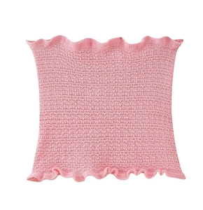 Vue détaillée d'un haut court en tricot rose avec un ourlet à volants élégant