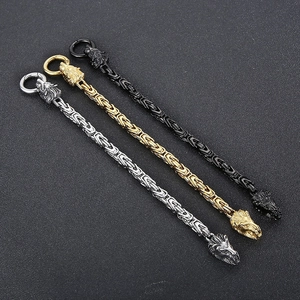 Détail de bracelets byzantins avec fermoirs tête de lion en or, argent et métal noir