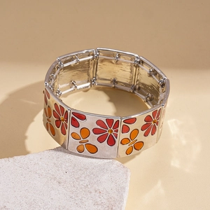 Vue détaillée d'un bracelet floral rétro en alliage argenté avec émail rouge et orange