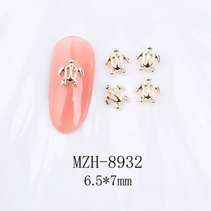 Details von hellgoldenen Meeresschildkröten-Nagelkunst-Anhängern in 6,5x7mm für Maniküre