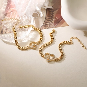 Fashionable gold-plated thick chain bracelet set with Saturn pendant and cubic zirconia