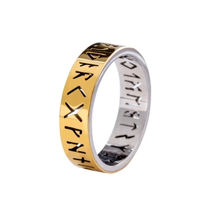 Vue détaillée de la bague Viking bicolore avec gravures de runes Elder Futhark dorées