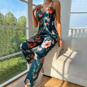 Pyjama en satin vert foncé avec imprimé floral, haut à bretelles et pantalon large