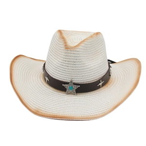 Detail eines weißen Stroh-Cowboyhuts mit Metallstern-Nieten und Türkis-Emblem-Akzenten