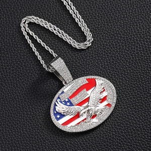 Pendentif aigle drapeau américain argenté avec strass brillants sur une chaîne torsadée