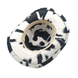 Dettaglio cappello da cowboy maculato con texture di peluche e fascia interna antisudore