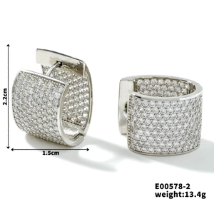 Détail des boucles d'oreilles en U argentées serties de zircons mesurant 2,2x1,5cm