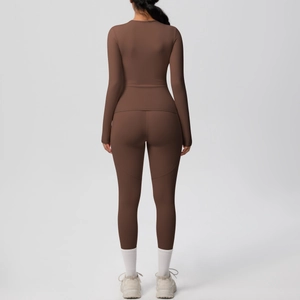 Détail d'un ensemble de yoga marron café avec legging taille haute et tissu sans couture