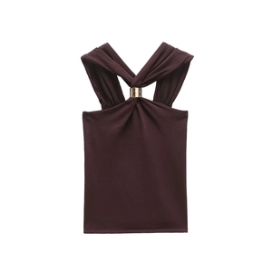 Top halter sexy marrón oscuro de punto con hebilla de metal dorado sobre fondo blanco
