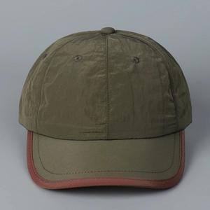 Gros plan sur la casquette de baseball vert olive à séchage rapide en tissu froissé