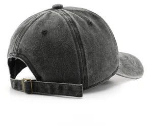 Detail der dunkelgrauen gewaschenen Jeans-Baseballkappe mit verstellbarer Metallschnalle