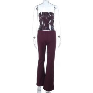 Détail d'un ensemble côtelé violet avec haut bustier à lacets et pantalon large évasé