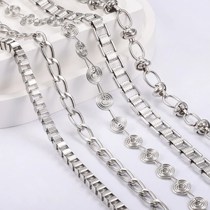 Collection de chaînes en acier inoxydable poli incluant des styles boîte et spirale pour bijoux