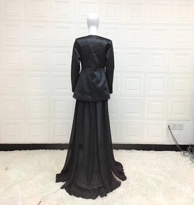 Rückansicht des schwarzen Maxi-Kleides aus Satin und Chiffon mit Reißverschluss-Detail