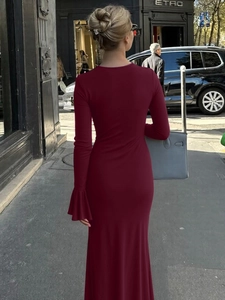 Robe longue bordeaux élégante avec lien à la taille et poignets à volants en ville
