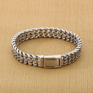 Dettaglio del bracciale a cuore argento vintage con catena a maglie grandi e chiusura a scatto
