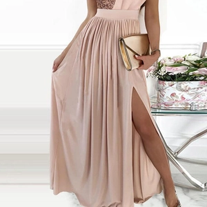 Elegantes ärmelloses Abendkleid mit Pailletten in Hellrosa und hohem Schlitz am Chiffonrock