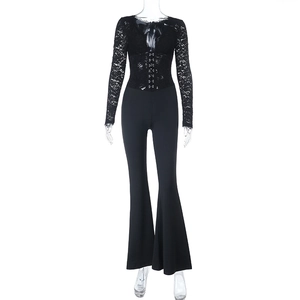 Combinaison en dentelle noire col en V profond avec pantalon évasé pour femme élégante
