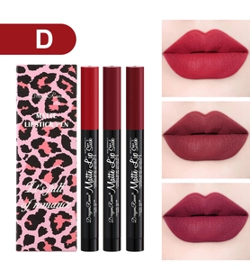 Set di tre matite rossetto opache con motivo leopardato e campioni di rosso intenso