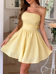 Robe bustier jaune élégante avec silhouette ligne A présentée dans un décor de maison