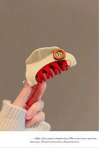 Détail de la pince à cheveux créative en forme de fromage avec bouton et fini brillant