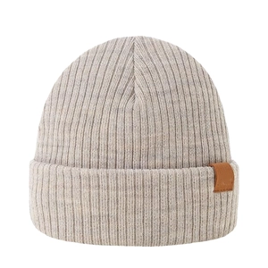 Thick knit winter beanie in light grey with double-layer warmth and brown leather patch
