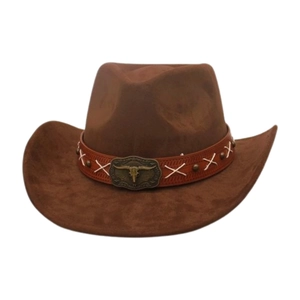 Detail eines Western-Cowboyhuts mit Lederband, weißen Nähten und Stierkopf-Metallverzierung