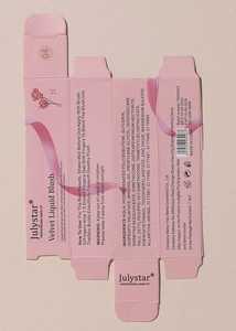 Vue à plat de l'emballage du blush liquide velours montrant les ingrédients et la teinte 04