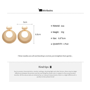 Vue détaillée de boucles d'oreilles créoles dorées avec mesures de 6,8 x 5 cm
