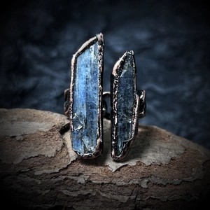 Dettaglio di un anello in rame vintage artigianale con due cristalli di cianite blu grezza
