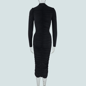 Vue arrière d'une robe moulante noire à manches longues avec d'élégants détails plissés