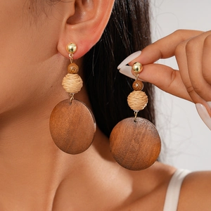 Boucles d'oreilles bohèmes géométriques en bois avec design floral et textures tissées