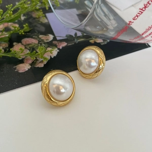 Elegant 925 sterling silver gold-plated pearl hoop earrings with quilted texture