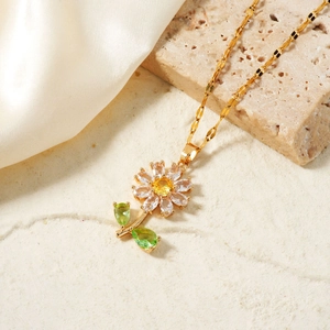 Collier élégant pendentif tournesol doré avec pétales blancs et pierre centrale jaune