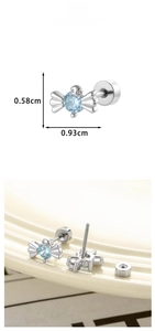 Dettaglio dell'orecchino a caramella con zircone azzurro e dimensioni di 0,58 per 0,93 cm