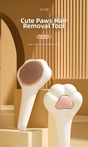 Détail macro de la brosse pour animaux en forme de patte avec picots métalliques fins