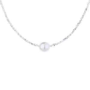 Elegante collar de plata de ley 925 con perla de agua dulce natural en una cadena delicada