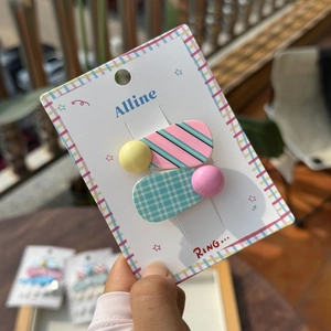 Détail de pinces à cheveux en acrylique aux couleurs acidulées avec rayures et pois