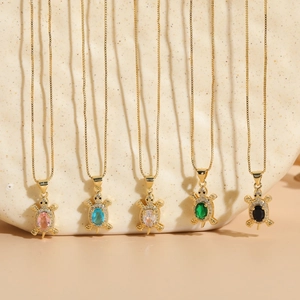 Détail de cinq colliers de tortues marines en plaqué or 14K avec des zircons colorés
