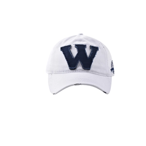 Vue détaillée d'une casquette en coton vieilli avec écusson W bleu et bords usés stylisés